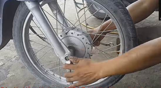 Cách thay vòng bi bánh trước xe máy Honda.