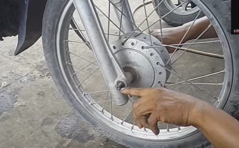 cách thay vòng bi bánh trước xe máy Honda.
