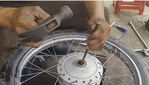 cách thay vòng bi bánh trước xe máy Honda.