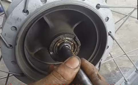 cách thay vòng bi bánh trước xe máy Honda