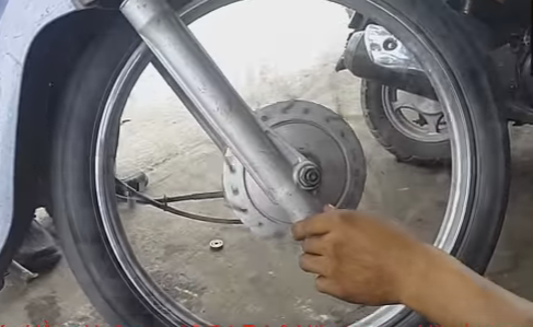 cách thay vòng bi bánh trước xe máy Honda