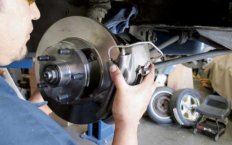 vì sao phanh oto bị mút khi trời mưa