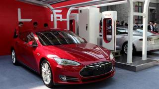 Đào Bitcoin bằng cách dùng điện chùa của Tesla Model S