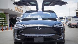 Xe điện Tesla lôi xe container lên dốc giữa trời mưa tuyết khiến cộng đồng mạng bất ngờ