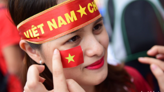 Nóng bừng hội trường, sinh viên nồng nhiệt cổ vũ đội bóng U23 Việt Nam - Qatar