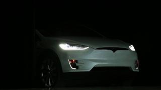 Với tính năng công nghệ hữu ích này, chủ nhân xe Tesla Model X sẽ không bao giờ lo bị ướt giày