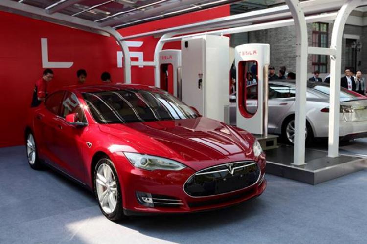 Đào Bitcoin bằng cách dùng điện chùa của Tesla Model S