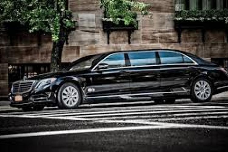 Vừa thông quan, Mercedes-Maybach S600 Pullman đầu tiên Việt Nam đã lượn phố